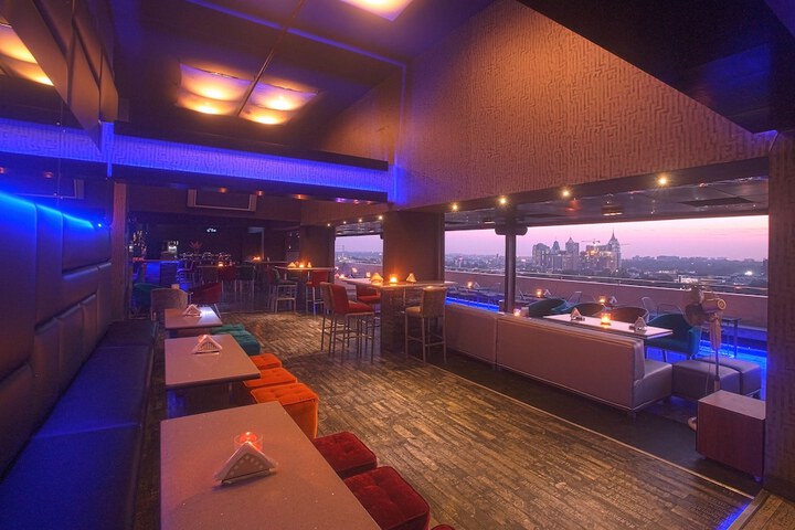 Lounge 28 of 34