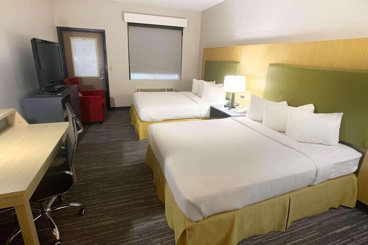2 Queen Beds (3 of 10)