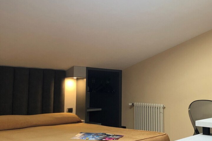 Room 10 of 65