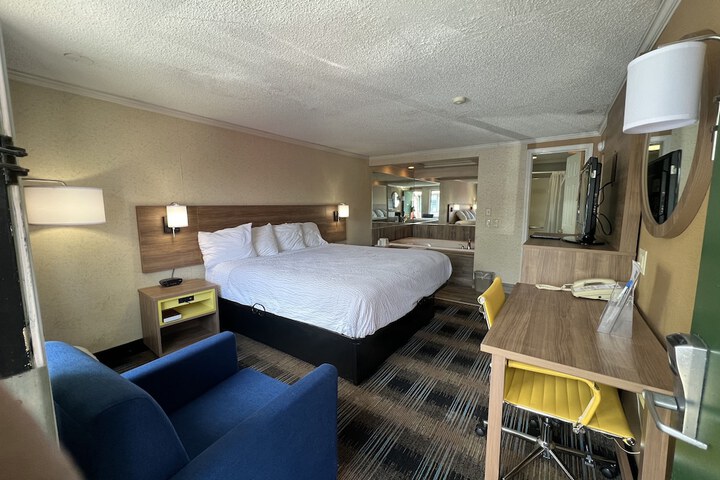 1 King Bed (2 of 19)