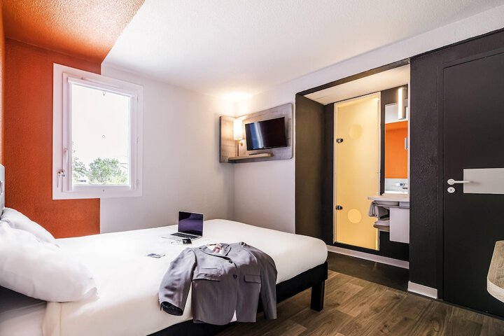 Room 6 of 68