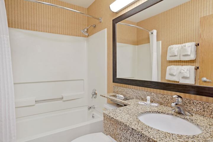 1 Queen Bed (2 of 13)