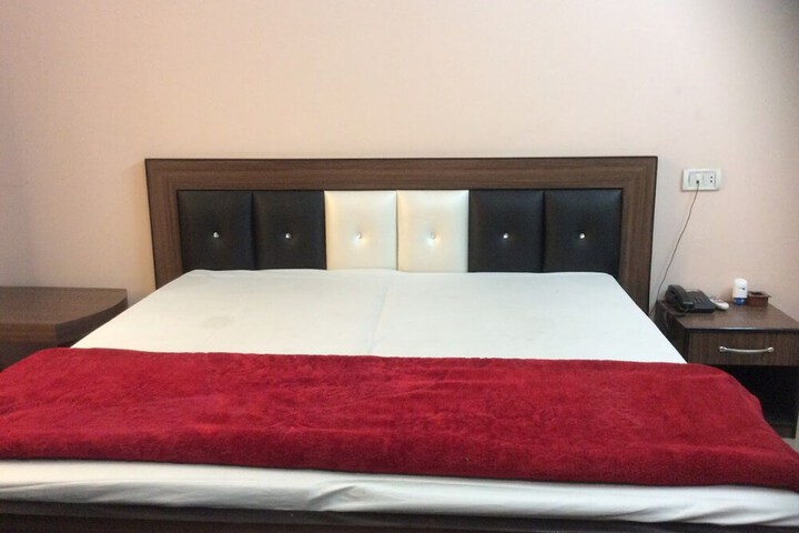 Room 2 of 16