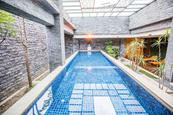 Pool 33 of 41