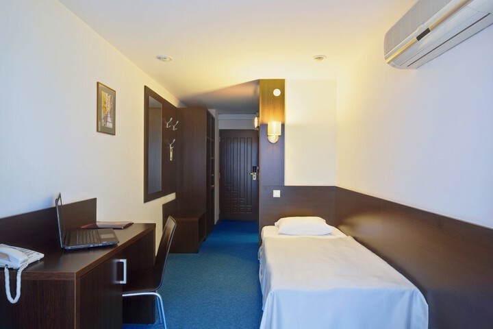 Room 6 of 37