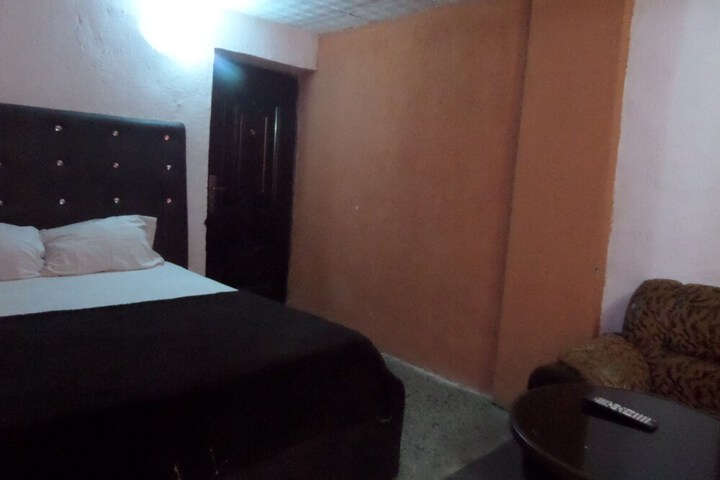 Room 4 of 9