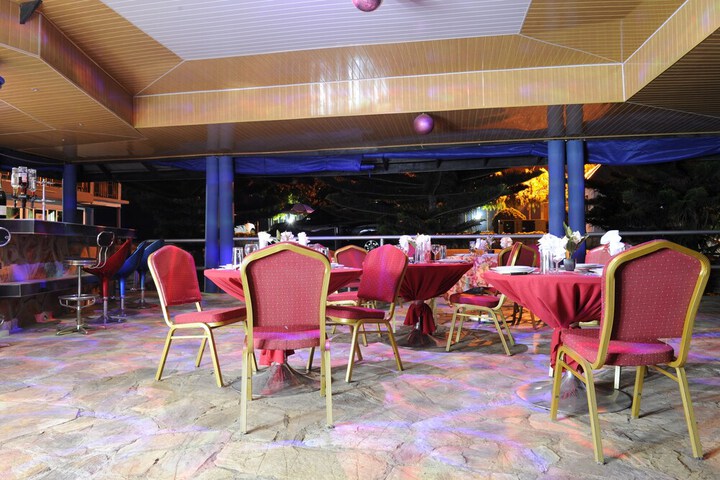 Lounge 51 of 67