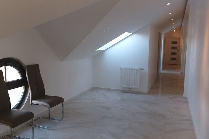 Room 15 of 33