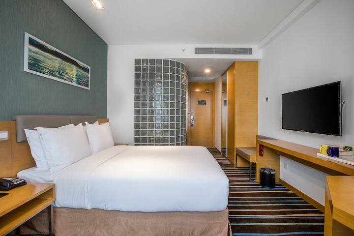 Room 10 of 32
