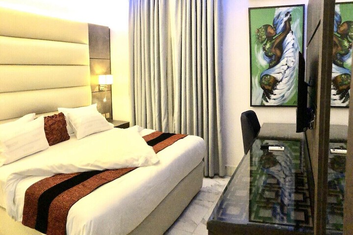Room 17 of 33