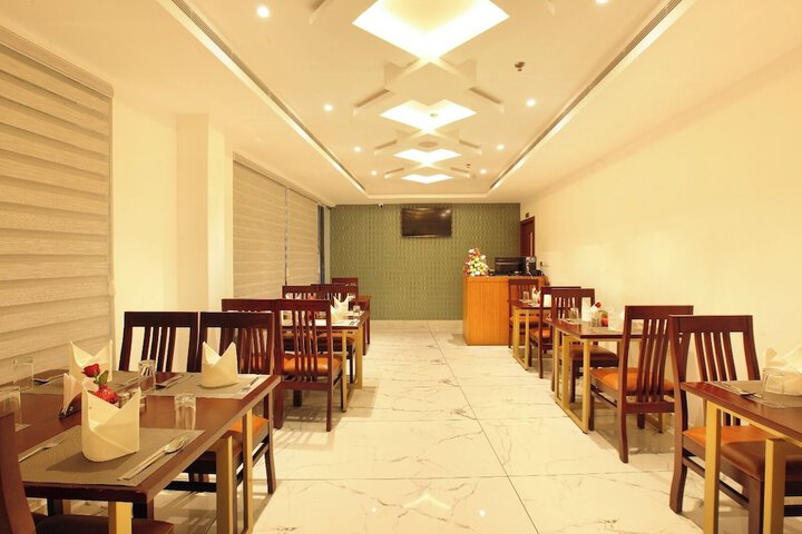 Dining 8 of 13