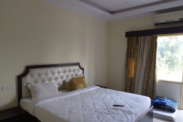 Room 4 of 14