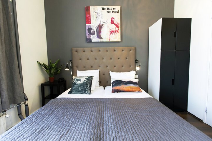 Room 26 of 96