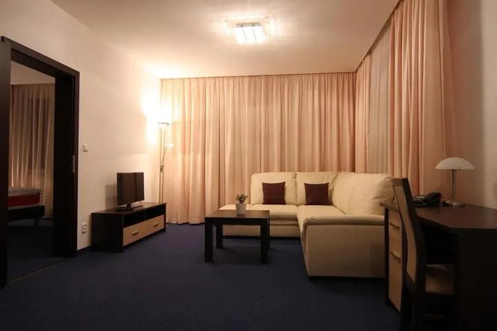 Room 4 of 16