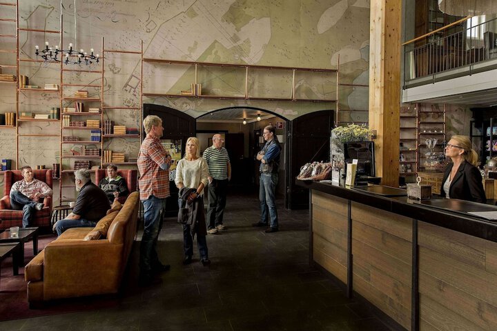 Lobby lounge