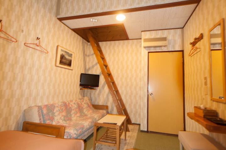 Room 8 of 77