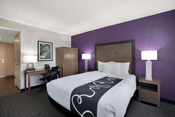 2 Queen Beds (2 of 8)