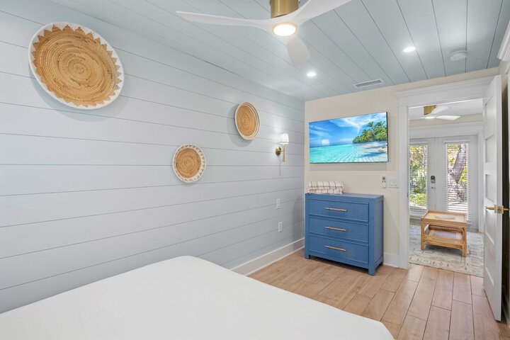 Room 33 of 230