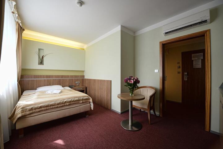 Room 11 of 32
