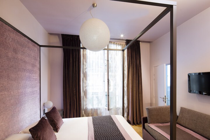 Room 6 of 28