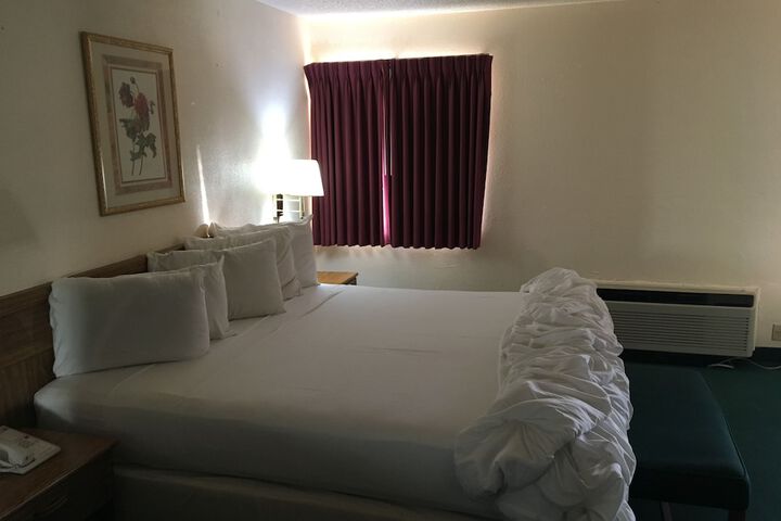 1 King Bed (4 of 11)