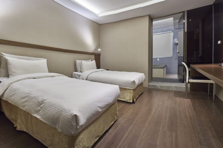 Room 52 of 77