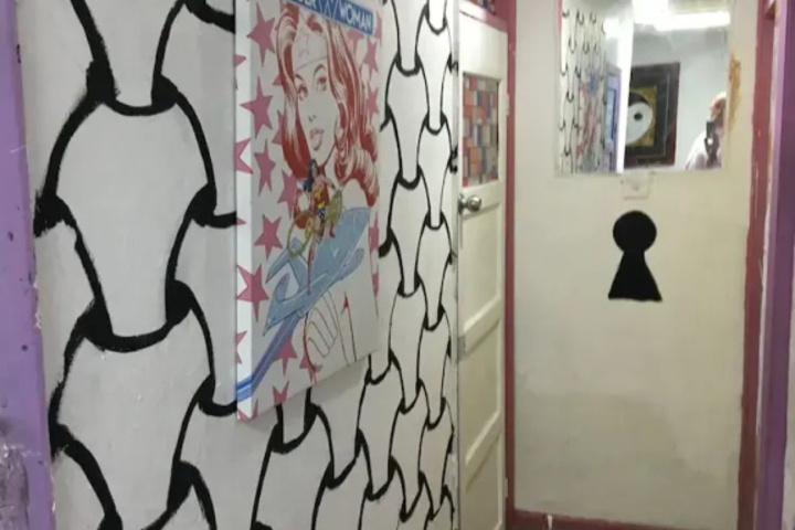Room 6 of 8