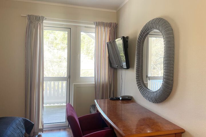 Room 9 of 106