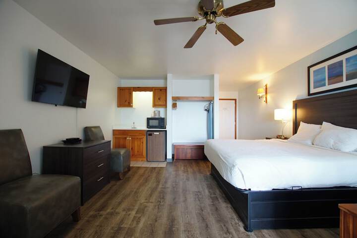 Classic King Bed Lake View Accessible (100 of 109)