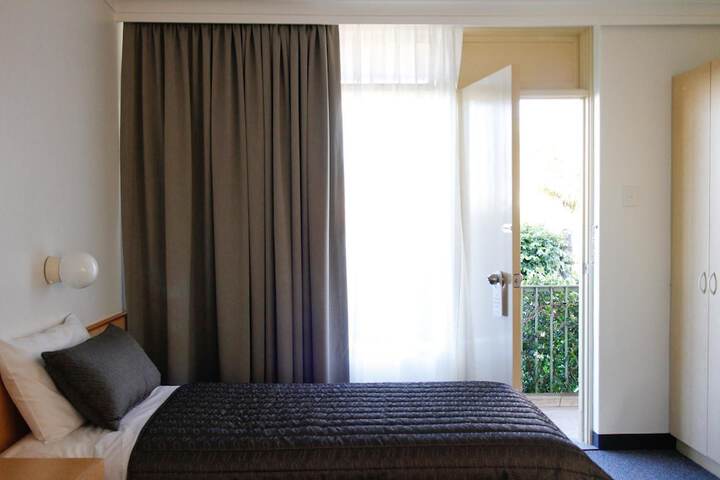 Room 10 of 28