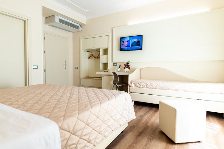 Room 9 of 16