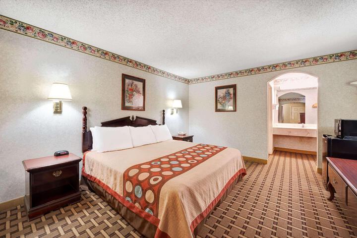 1 King Bed (9 of 11)