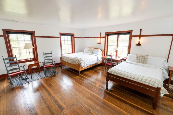 Deluxe King Bed (9 of 9)