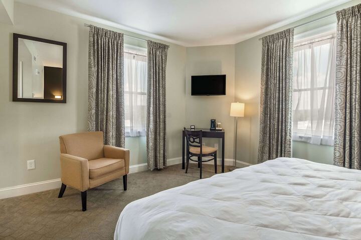 1 King Bed Accessible (13 of 24)