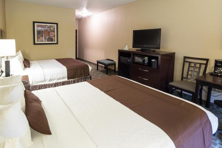2 Queen Beds Mobility Accessible Communication Assistance Bathtub Full Breakfast (1 of 9)