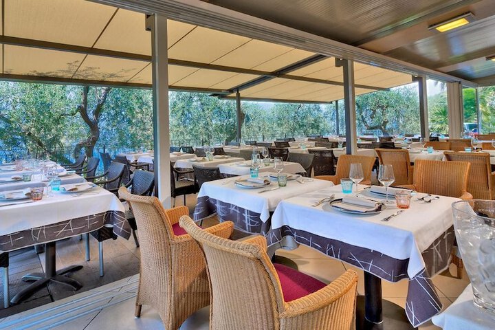 Dining 46 of 61
