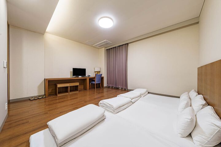 Room 4 of 37