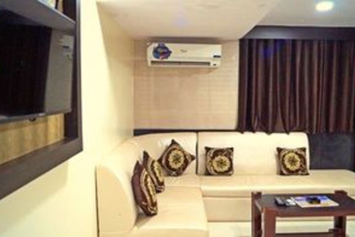 Room 12 of 16
