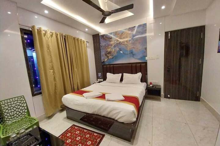 Room 6 of 16