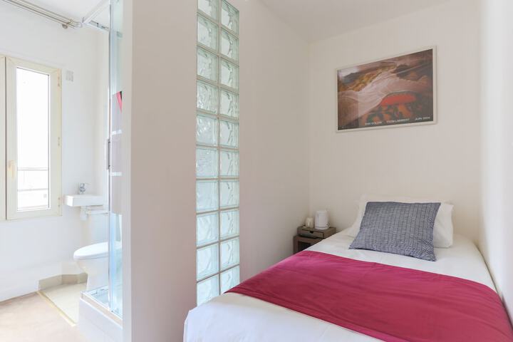 Room 4 of 32