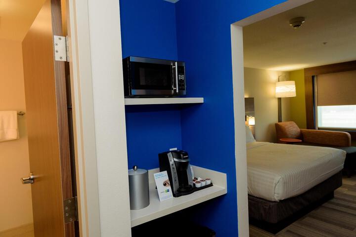 1 King Bed (2 of 18)