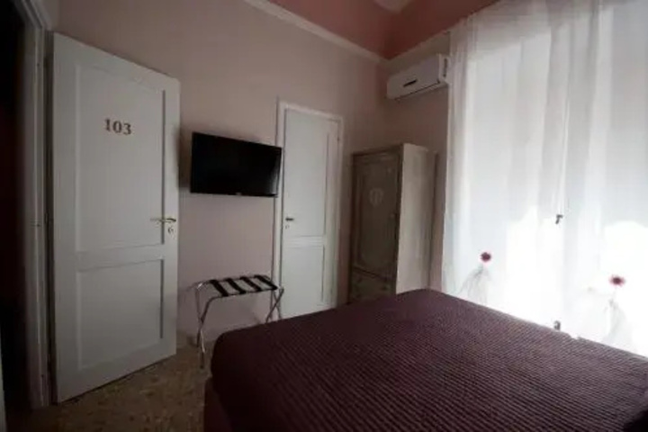 Room 6 of 12