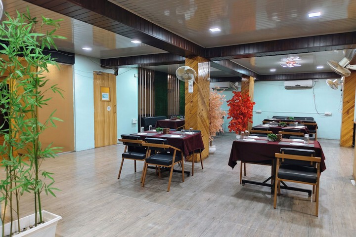 Dining 20 of 24