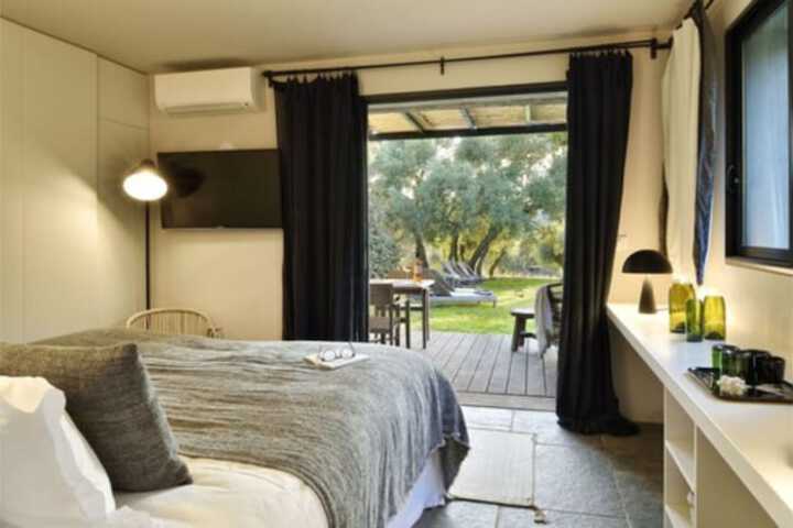 Room 8 of 121