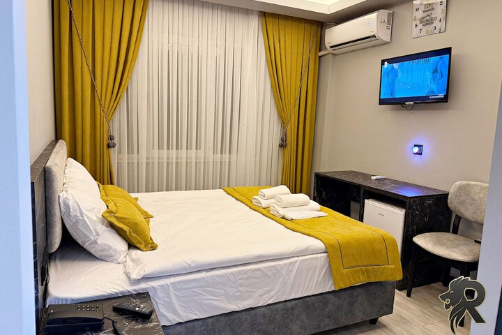 Room 6 of 11