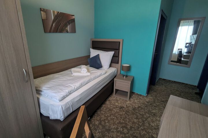 Room 8 of 16