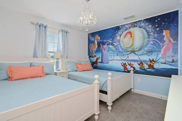 Room 6 of 18