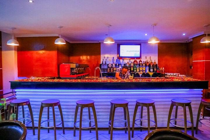 Lounge 22 of 57