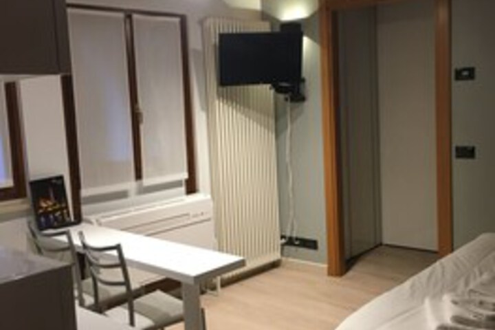 Room 10 of 19