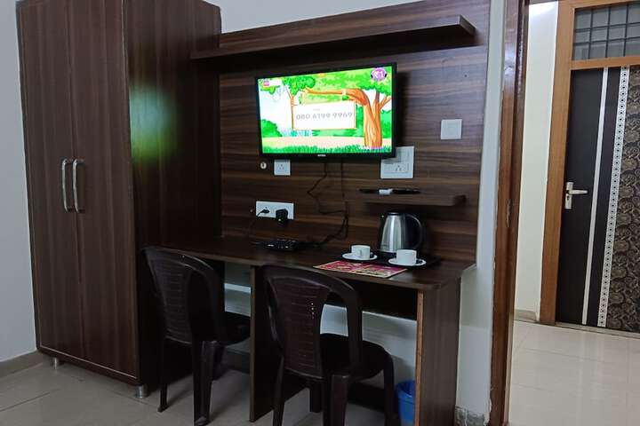 Room 13 of 34